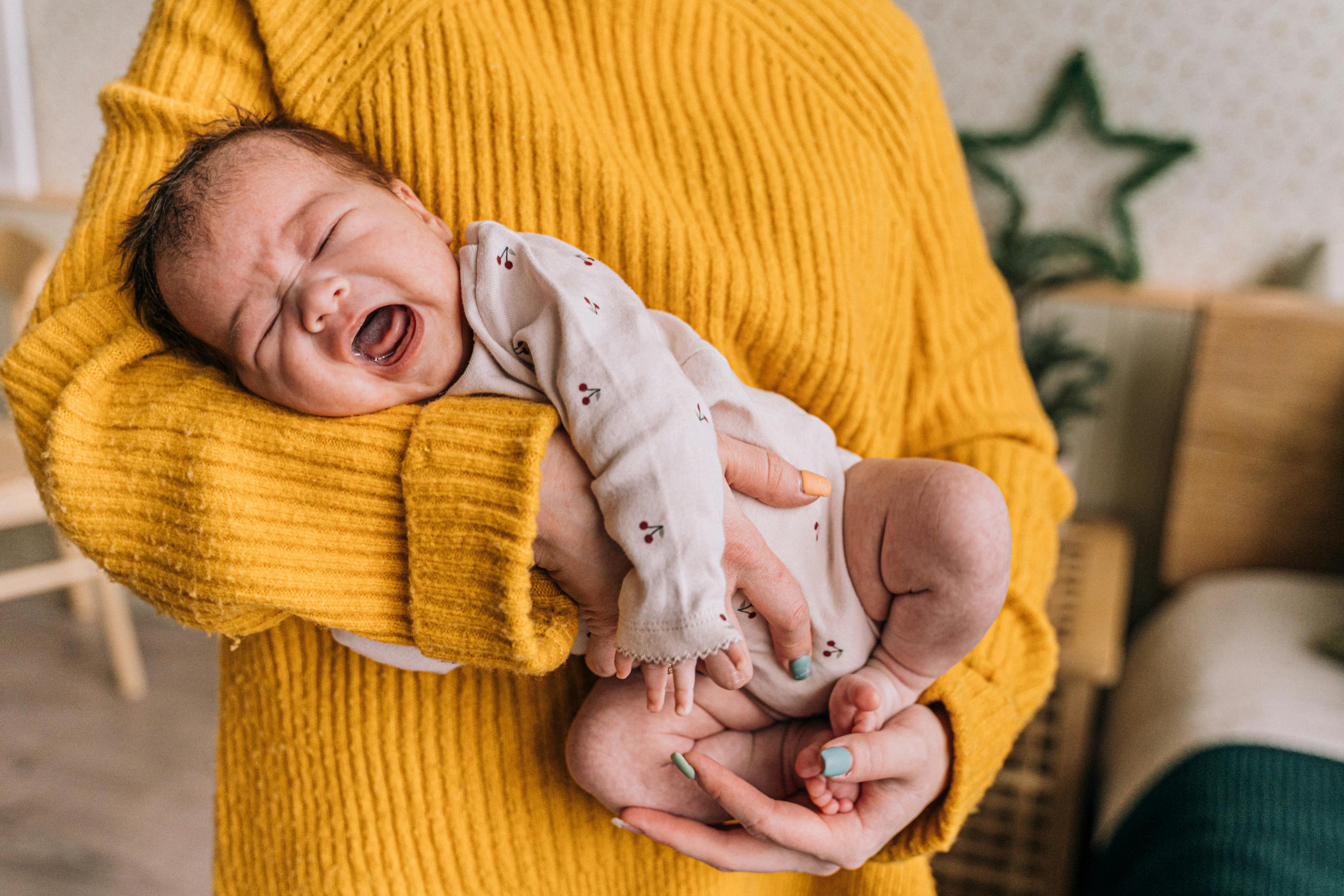 Nouveau-né dans les bras de sa maman, lien parent-bébé